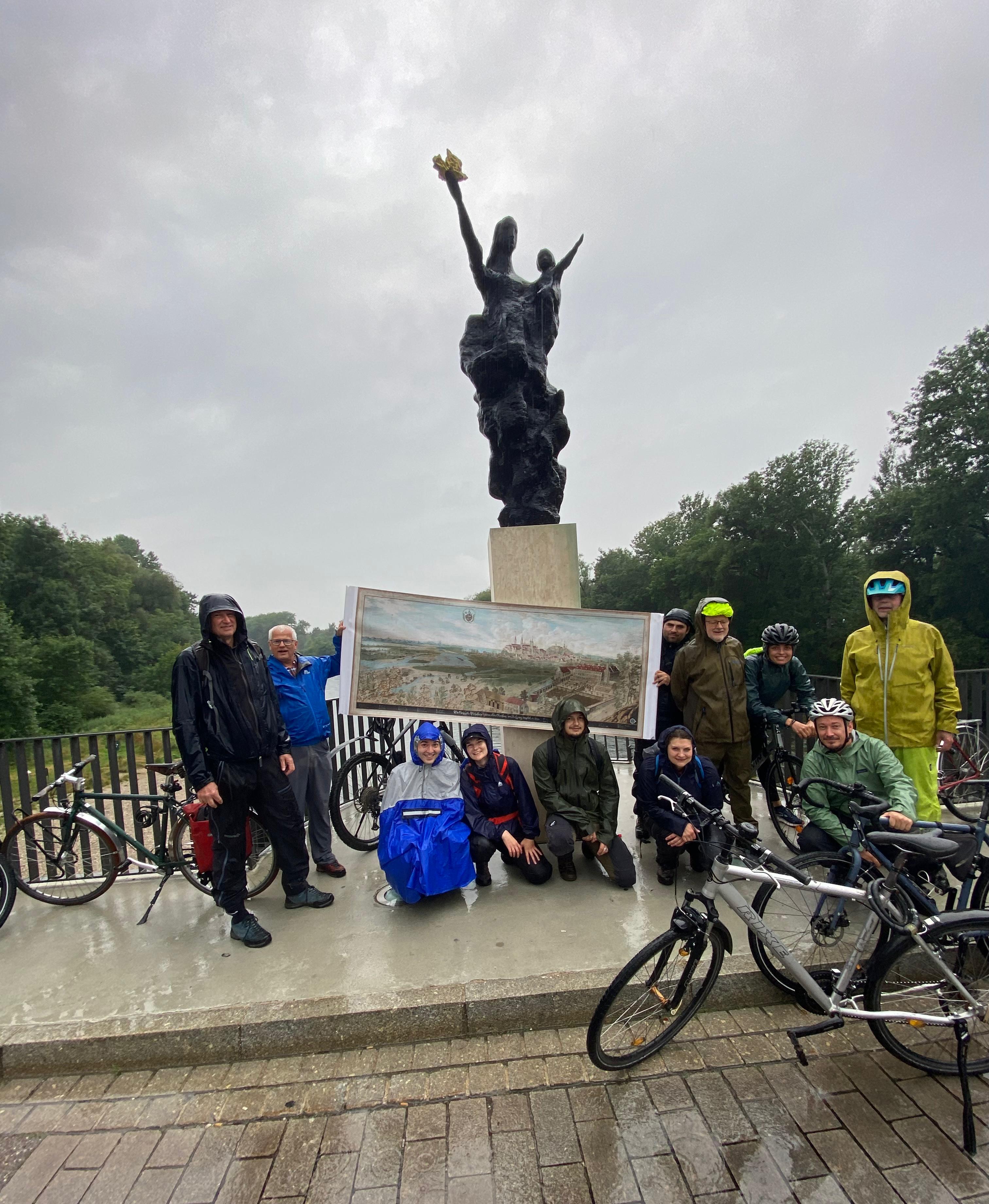 Teilnehmende der Summerschool bei Regenwetter an der Isar 