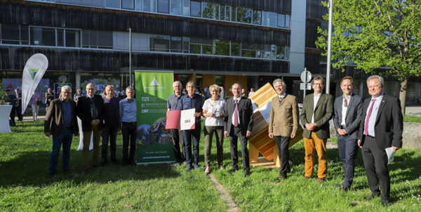 Die Preisträger mit Vertretern des Zentrums Wald-Forst-Holz Weihenstephan: v.l. Prof. J. Ewald, HSWT, Prof. R. Mosandl, Förderverein, K.-H. Hutter, LBV Eichstätt, J. Beck, BUND Eichstätt, A. Hecker, AELF Ingosltadt-Pfaffenhof, E. Geyer, BaySF Kipfenberg, M. Klement, Naturpark Altmühltal, Wirtschaftsminister H. Aiwanger, Dr. P. Pröbstle, LWF, Prof. W. Weisser, TUM, C. Körner, TUM, Dr. M. Schaller, ZWFH. Foto: C. Josten, ZWFH Die Preisträger mit Vertretern des Zentrums Wald-Forst-Holz Weihenstephan: v.l. Prof. J. Ewald, HSWT, Prof. R. Mosandl, Förderverein, K.-H. Hutter, LBV Eichstätt, J. Beck, BUND Eichstätt, A. Hecker, AELF Ingosltadt-Pfaffenhofen, E. Geyer, BaySF Kipfenberg, M. Klement, Naturpark Altmühltal, Wirtschaftsminister H. Aiwanger, Dr. P. Pröbstle, LWF, Prof. W. Weisser, TUM, C. Körner, TUM, Dr. M. Schaller, ZWFH. Foto: C. Josten, ZWFH