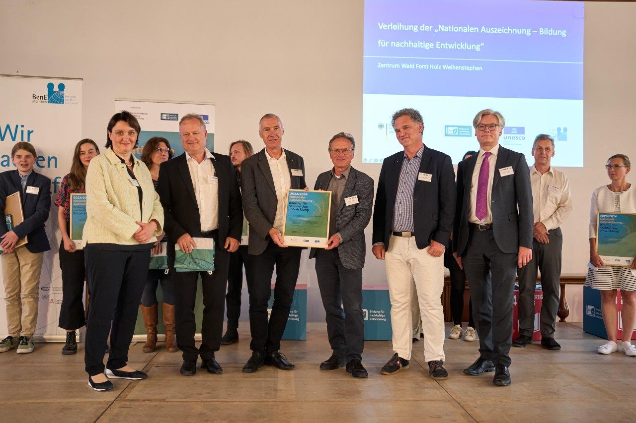 V.l.: Dr. A. Ruyter-Petznek (BMEL), Dr. M. Schaller (ZWFH), Prof. Dr. K. Richter (TUM), Prof. R Vogl (HSWT), D. Schmechel (LWF), Dr. R. Luckscheiter (UNESCO). Foto: : Fabian Vogl / Unesco V.l.: Dr. A. Ruyter-Petznek (BMEL), Dr. M. Schaller (ZWFH), Prof. Dr. K. Richter (TUM), Prof. R Vogl (HSWT), D. Schmechel (LWF), Dr. R. Luckscheiter (UNESCO). Foto: Unesco