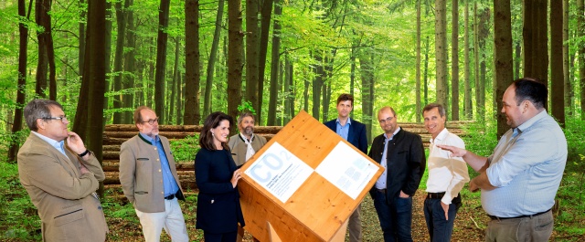 Forstministerin Michaela Kaniber bei der Präsentation des Klimaholzwürfels zusammen mit dem Sprecherrat der Vertreter der Bayerischen Forstwirtschaft (VBF) 2019. Foto Rolf Kaul – AVTG Forstministerin Michaela Kaniber bei der Präsentation des Klimaholzwürfels zusammen mit dem Sprecherrat der Vertreter der Bayerischen Forstwirtschaft 2019 (VBF). Foto Rolf Kaul – AVTG
