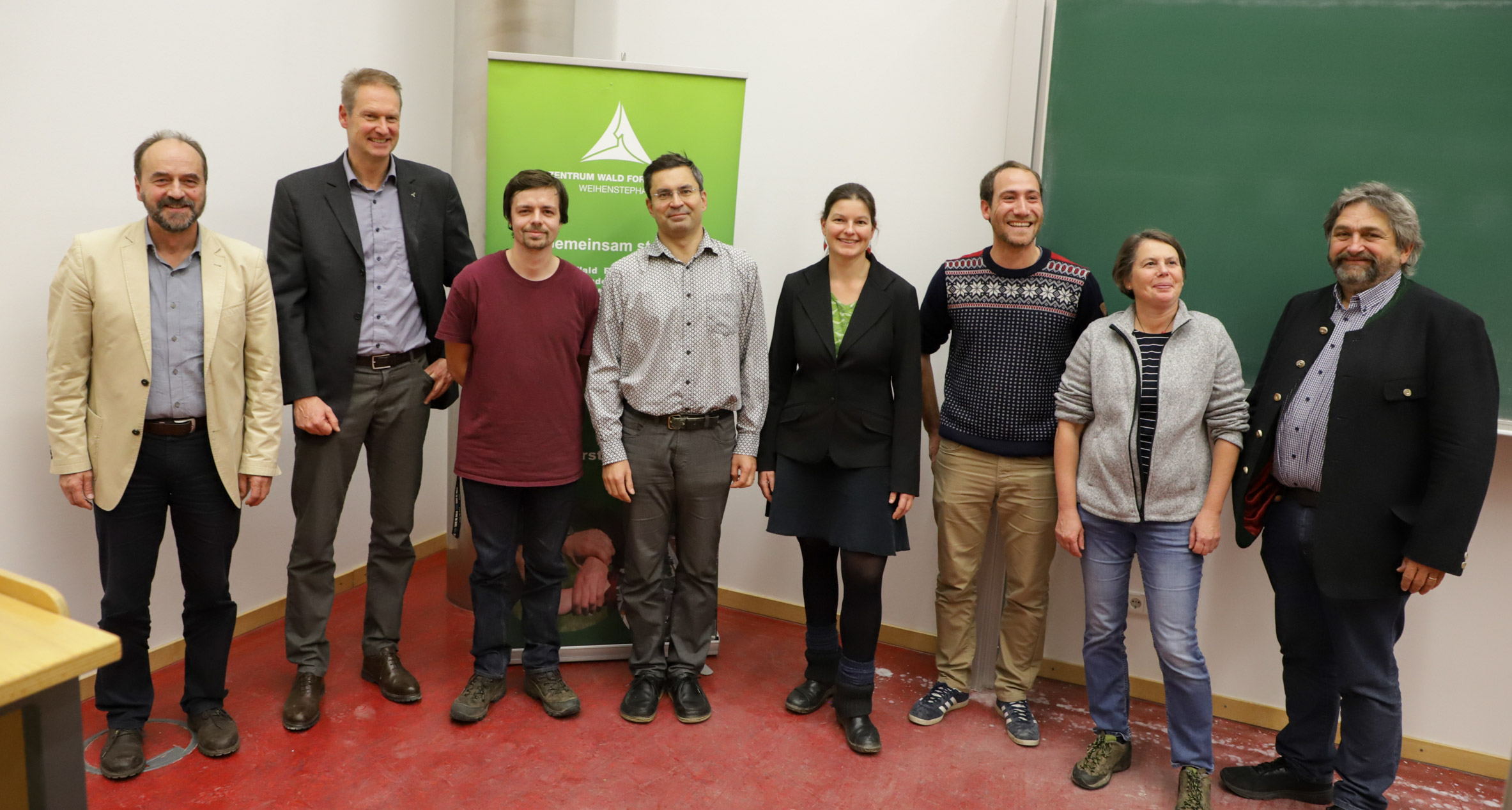Die Referentinnen und Referenten sowie Akteure am 6. ZWFH-Forum "Biodiversität". v.l: Prof. M. Drösler, Prof. V. Zahner, B. Hesse, Dr. T. Lackner, H. Löffler, Dr. S. Seibold, Dr. S. Rösler, H. Förster. Foto: C. Josten, ZWFH
