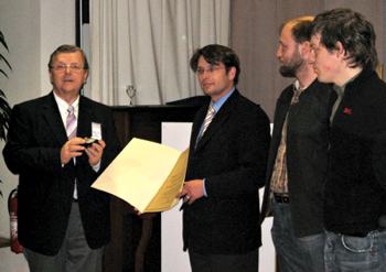 Verleihungsurkunde  und Überreichung der Dätzel-Medaille durch den Leiter des Zentrums,  Präsident Olaf Schmidt (links) an den Umweltreferenten der Stadt  Augsburg, Herrn Rainer Schaal