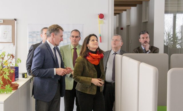 Staatsministerin Michaela Kaniber informiert sich im Neubau der LWF über Laubholzverwendung im Bau, Fernerkundung und Sturmschadensmanagement sowie über das Bayerische Waldinformationssystem der Forstverwaltung. Foto C. Josten, ZWFH  