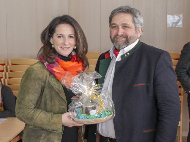 Heinrich Förster überreicht der Forstministerin Kaniber als Geschäftsführer des Zentrums Wald-Forst-Holz Weihenstephan ein kleines Präsent. Foto C. Josten, ZWFH 