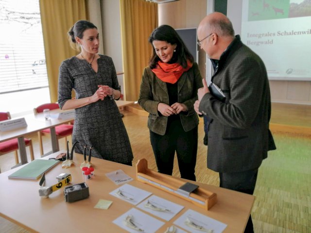 Dr. Wibke Peters und Alois Zollner zeigen Forstministerin Michaela Kaniber Material und Forschungsmethoden des Schalenwildprojekts. Foto: H. Förster, ZWFH