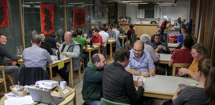 Mitten im Turnier: heitere, aber auch konzentrierte Stimmung an den acht Spieltischen. Foto: C. Josten, ZWFH