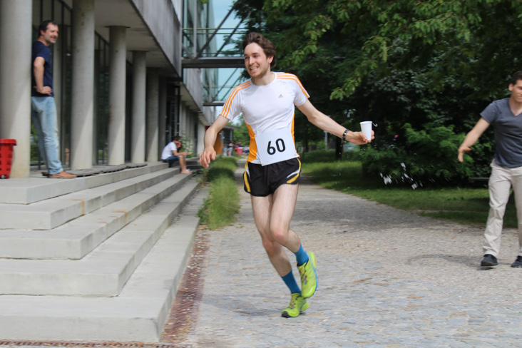 Der schnellste Läufer Martin Honold hat am Forstcampus die Mitläuferinnen und Mitläufer weit hinter sich gelassen. Foto C. Josten, ZWFH