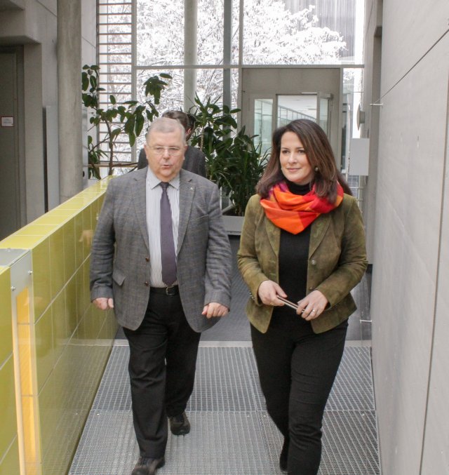 Forstministerin Michaela Kaniber und Präsident Olaf Schmidt auf Rundgang durch die LWF. Foto: C. Josten, ZWFH