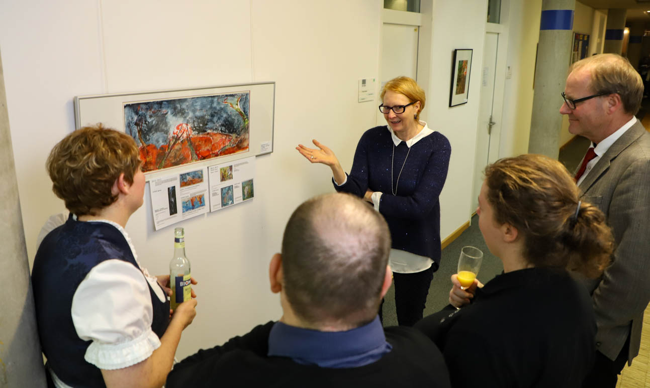 Im Rahmen des Neujahrsempfangs führte Dr. Elke Dietz durch Ihre Ausstellung "Kleine Pflanzen- und Tierschau“. Foto: C. Josten, ZWFH