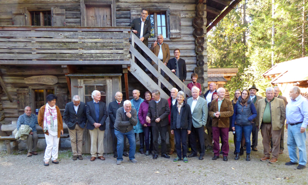 Die Mitglieder des Arbeitskreises Forstgeschichte in Bayern bündeln ein einzigartiges Wissen über die Geschichte des Waldes. Hier vor einer der historischen Hütten in Holzknechtmuseum in der Laubau bei Ruhpolding. Fotograf: Julian Gröber