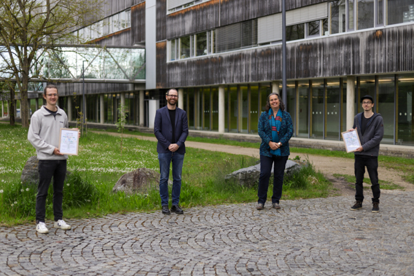 Die Vertreter der Fachschaft Forstwissenschaft und Ressourcenmanagement der TUM, links Luca Seiler und rechts Timo Busse, überreichten den Preis der guten Lehre an Professor Rupert Seidl und Professorin Annette Menzel. Foto: C. Josten, ZWFH Die Vertreter der Fachschaft Forstwissenschaft und Ressourcenmanagement der TUM, links Luca Seiler und rechts Timo Busse, überreichten den Preis der guten Lehre an Professor Rupert Seidl und Professorin Annette Menzel. Foto: C. Josten, ZWFH