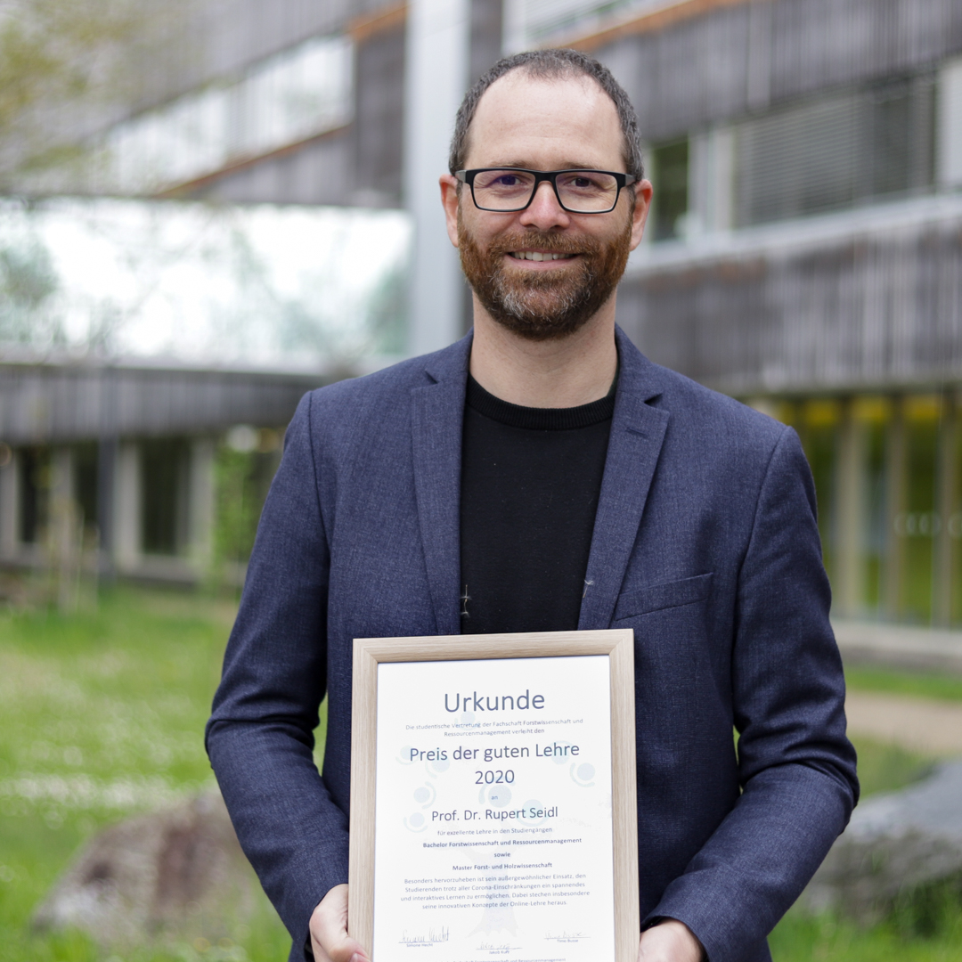 Professor Rupert Seidl, TUM, mit der Urkunde zum Preis der Guten Lehre 2020. Foto: C. Josten, ZWFH