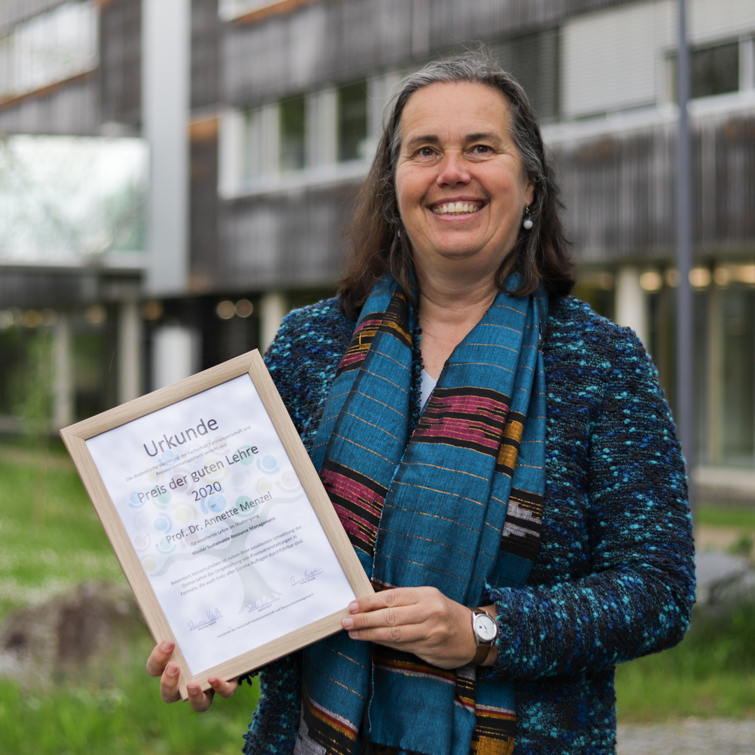 Professorin Annette Menzel, TUM, mit der Urkunde zum Preis der Guten Lehre 2020. Foto: C. Josten, ZWFH