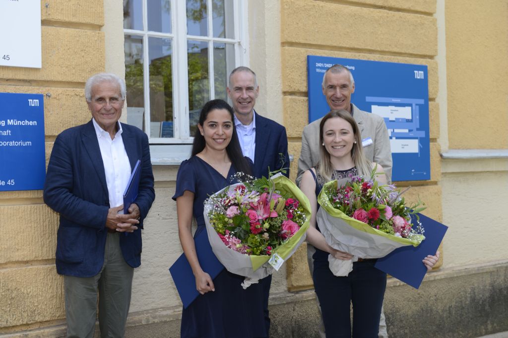 Im Rahmen des Münchner Holzkolloquiums wurde der Leo-Schörghuber Preis für Holzforschung verliehen. Hinten: Emeritus of Excellence Prof. Dr. G. Wegener, Prof. Dr.-Ing. J.W. van de Kuilen, Prof. Dr. K. Richter; vorne Dr.-Ing. A. Khaloian Sarnaghi, MSc. N. Pfoser. Foto: TUM Im Rahmen des Münchner Holzkolloquiums wurde der Leo-Schörghuber Preis für Holzforschung verliehen. Hinten: Emeritus of Excellence Prof. Dr. G. Wegener, Prof. Dr.-Ing. J.W. van de Kuilen, Prof. Dr. K. Richter; vorne Dr.-Ing. A. Khaloian Sarnaghi, MSc. N. Pfoser. Foto: TUM