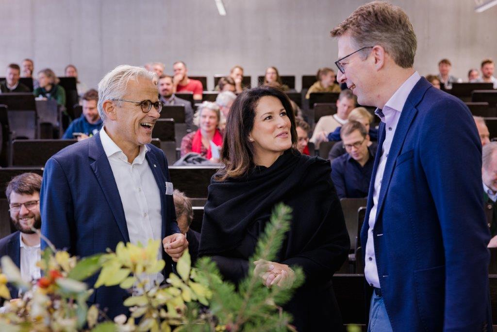 (v.l.) Präsident der HSWT Dr. Eric Veulliet mit Forstministerin Michaela Kaniber und Wissenschaftsminister Markus Blume. Foto: J. Gangkofer (v.l.) Präsident der HSWT Dr. Eric Veulliet mit Forstministerin Michaela Kaniber und Wissenschaftsminister Markus Blume. Foto: J. Gangkofer