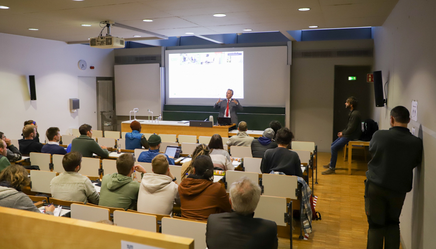 Dr. Peter Pröbstle, Leiter der LWF, stellte die Forschungseinrichtung und Sonderbehörde den Studierenden im Vortrag näher vor. Foto: C. Josten, ZWFH Dr. Peter Pröbstle, Leiter der LWF, stellte die Forschungseinrichtung und Sonderbehörde den Studierenden im Vortrag näher vor. Foto: C. Josten, ZWFH