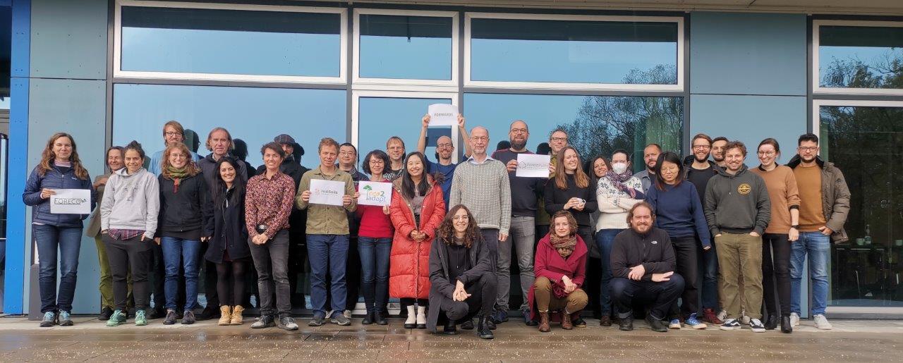 Gruppenfoto mit den Vor-Ort-Teilnehmerinnen und Teilnehmern des Cross-Project Modelling Meeting. Foto: S. Großkopf, TUM Gruppenfoto mit den Vor-Ort-Teilnehmerinnen und Teilnehmern des Cross-Project Modelling Meeting. Foto: S. Großkopf, TUM