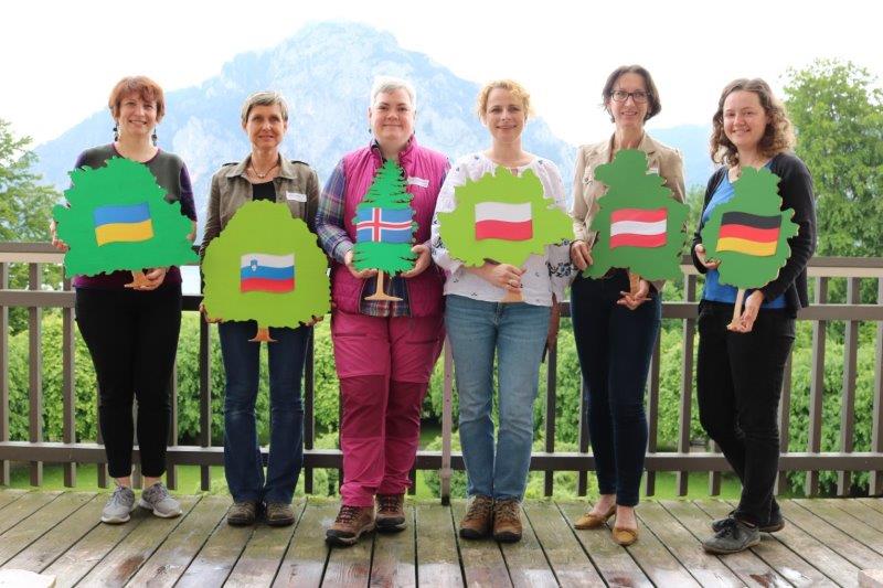 Gründerinnen der internationalen Dachorganisation „Women in Forestry“  Auf dem Foto von links nach rechts: Lesya Loyko aus der Ukraine, Nike Kraijnc aus Slowenien, Ragnhildur Freysteinsdóttir aus Island, Iza Pigan aus Polen, Dagmar Karisch-Gierer aus Österreich und Maren Ammer aus Deutschland