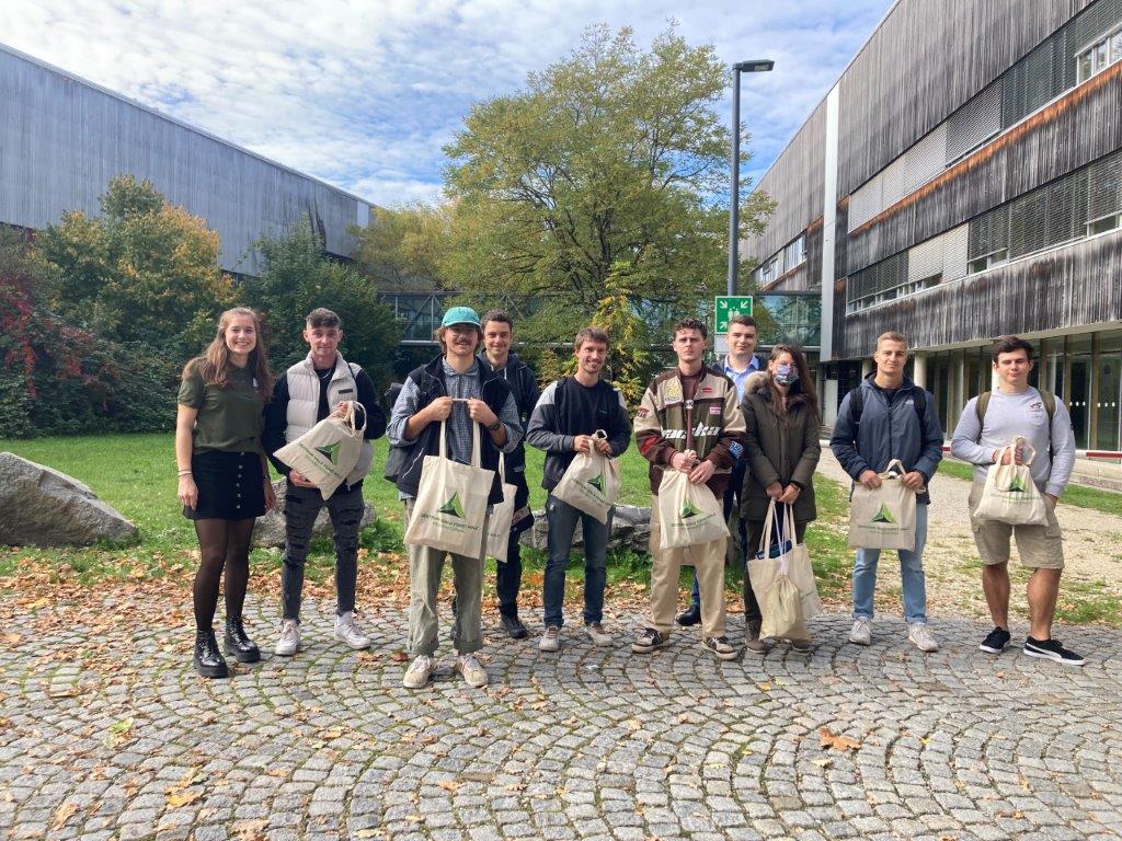 Ein Teil des ersten Semesters Bachelor Forstwissenschaft und Ressourcenmanagement beim Campusrundgang, bei dem auch die Forstzentrums-Begrüßungstaschen verteilt wurden. Foto: C. Josten, ZWFH Ein Teil des ersten Semesters Bachelor Forstwissenschaft und Ressourcenmanagement beim Campusrundgang, bei dem auch die Forstzentrums-Begrüßungstaschen verteilt wurden. Foto: C. Josten, ZWFH