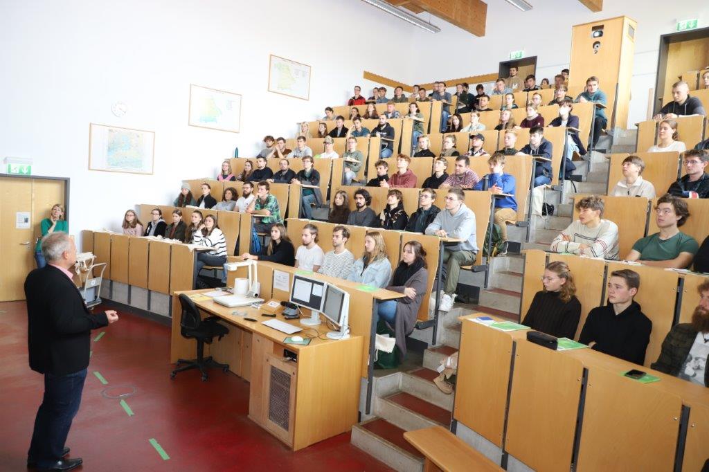 Dr. Markus Schaller stellt im ersten Semester Forstingenieurwesen an der HSWT das Zentrum Wald-Forst-Holz Weihenstephan näher vor. Foto: C. Josten, ZWFH Dr. Markus Schaller stellt im ersten Semester Forstingenieurwesen an der HSWT das Zentrum Wald-Forst-Holz Weihenstephan näher vor. Foto: C. Josten, ZWFH