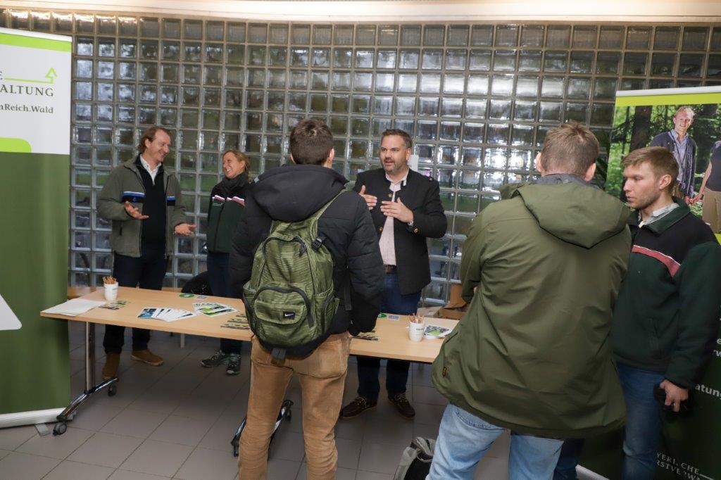 Julian Schall (li.) und Julian Karl (4. v.l.) vom StMELF und Lisa Schubert, AELF Weilheim i.OB stellten den Studierenden die Bayerische Forstverwaltung als Arbeitgeber näher vor. Foto: C. Josten, ZWFH Julian Schall (li.) und Julian Karl (4. v.l.) vom StMELF und Lisa Schubert, AELF Weilheim i.OB stellten den Studierenden die Bayerische Forstverwaltung als Arbeitgeber näher vor. Foto: C. Josten, ZWFH