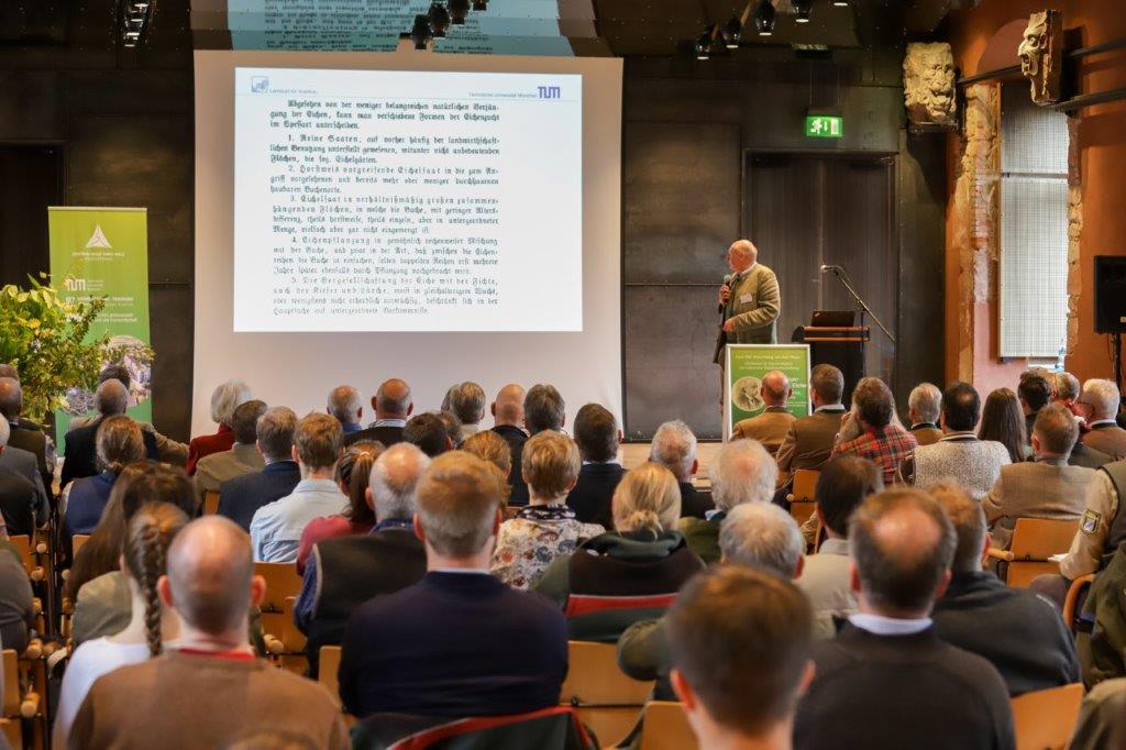 Tagung Karl Gayer und die Eiche: Blick übers Publikum zum Vortrag von Prof. Dr. Reinhard Mosandl. Foto: C. Josten, ZWFH Tagung Karl Gayer und die Eiche: Blick übers Publikum zum Vortrag von Prof. Dr. Reinhard Mosandl