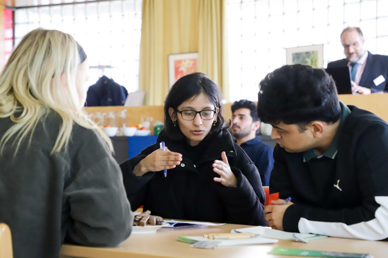 Eindrücke aus den Verhandlungsrunden vom EN-ROADS Rollenspiel am Vormittag. Fotos: C Josten, ZWFH 