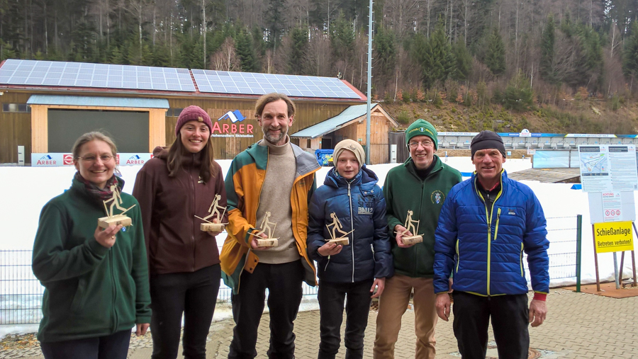 Das Team des Campus Weihenstephan vor dem Schießstand im Hohenzollern-Skistadion von links Gabriele Weber-Blaschke, Isabella Klein, Tobias Miladinow (alle TUM), Elias Miladinow sowie Markus Blaschke und Martin Högl (beide LWF)