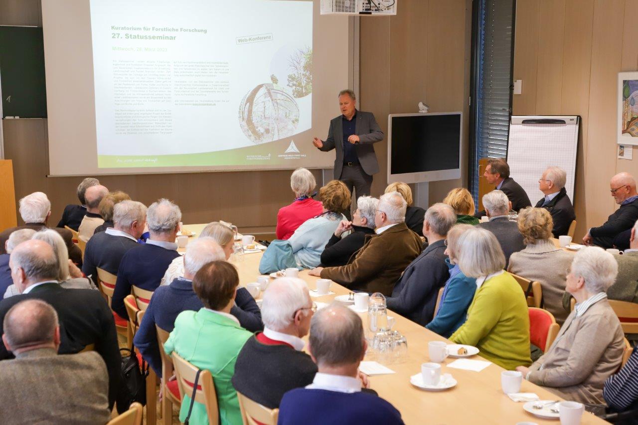 Dr. Markus Schaller, Geschäftsführer des Zentrums Wald-Forst-Holz Weihenstephan stellte den Besucherinnen und Besuchern die Strukturen und Aktivitäten des Zentrums vor. Foto: C. Josten ZWFH Dr. Markus Schaller, Geschäftsführer des Zentrums Wald-Forst-Holz Weihenstephan stellte den Besucherinnen und Besuchern die Strukturen und Aktivitäten des Zentrums vor. Foto: C. Josten ZWFH