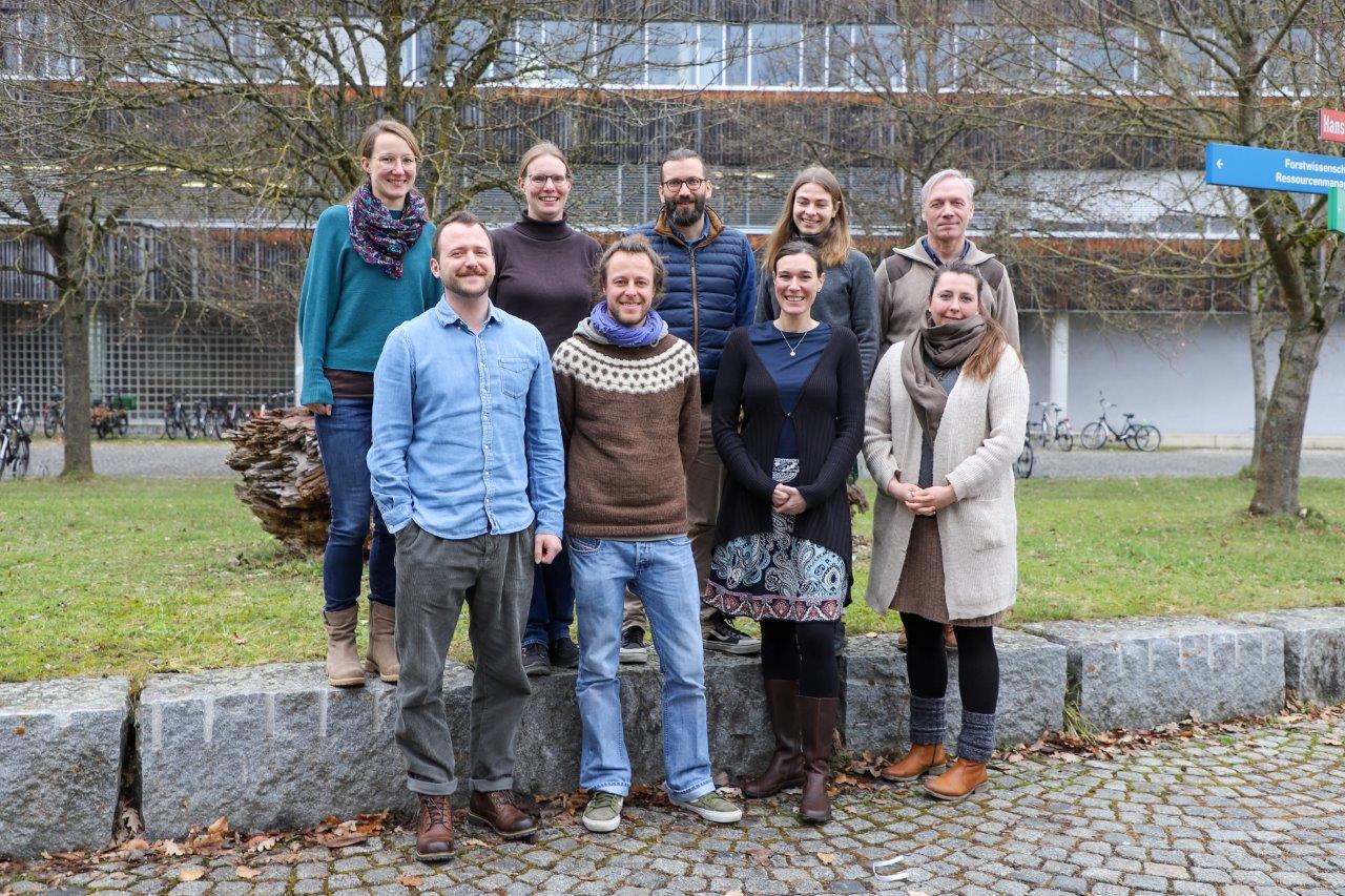 Das Forschungsteam Wildbiologie und Wildtiermanagement an der LWF: (hinten v.l.) Sophie Baur, Dr. Susanne Jacobs, Dr, Hendrik Edelhoff, Anna Klages, Dr. Egbert Gleich; vorne v.l.: Nicolas Cybulska, Dr. Frederik Franke, Dr. Wibke Peters, Juliane Warger
