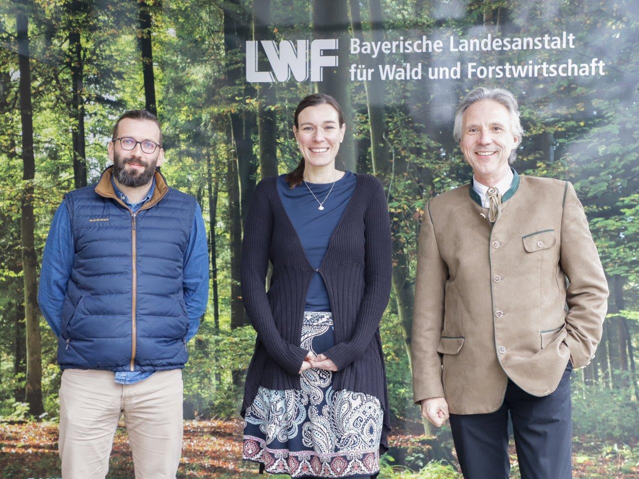 Dr. Peter Pröbstle, Leiter der LWF  (r.) mit Dr. Wibke Peters, Leiterin der neuen Stabstelle Wildbiologie und Wildtiermanagement und ihrem Stellvertreter, Dr. Hendrik Edelhoff. Foto: C. Josten, ZWFH